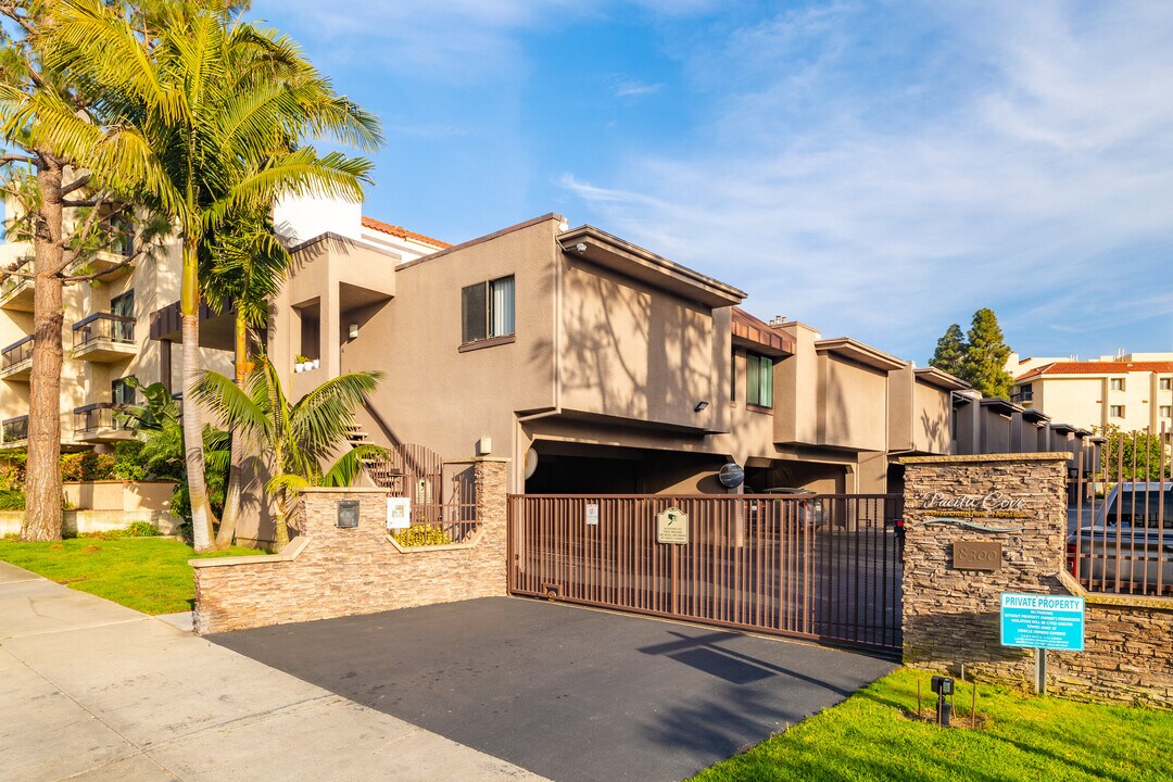 Pacific Cove in Playa Del Rey, CA - Foto de edificio