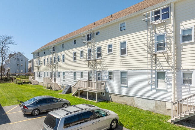 123 Snell ST in Fall River, MA - Building Photo - Building Photo