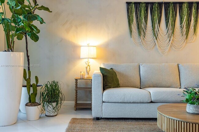 2301 Collins Ave in Miami Beach, FL - Foto de edificio - Building Photo