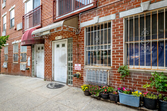 14411 Barclay Ave in Flushing, NY - Building Photo - Building Photo