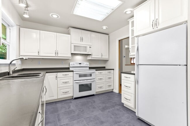9877 SE 33rd Ave in Milwaukie, OR - Foto de edificio - Building Photo
