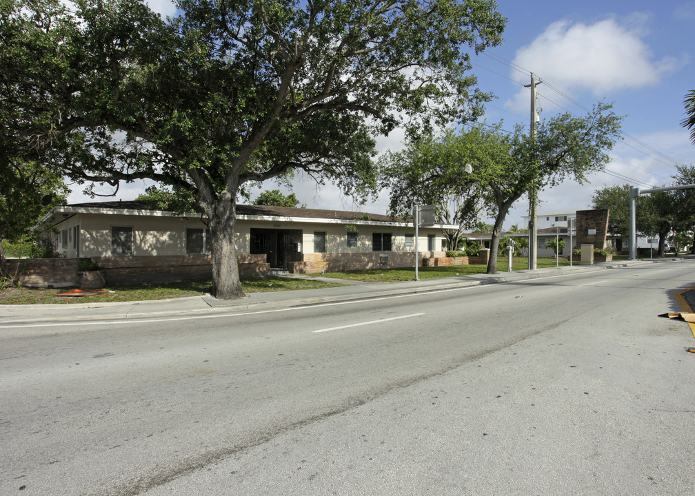 The Bedford Apartments in North Miami, FL - Foto de edificio