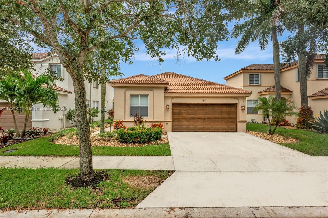 1617 Winterberry Ln in Weston, FL - Building Photo