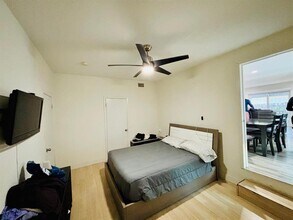 8000 NW 74th Ter in Tamarac, FL - Foto de edificio - Building Photo