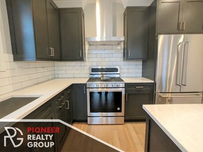 2319 N Southport Ave, Unit 2319-1S in Chicago, IL - Building Photo - Building Photo