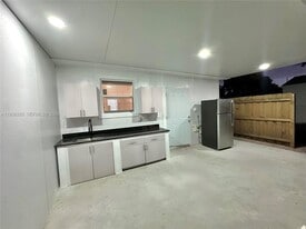 1211 W 34th St in Hialeah, FL - Building Photo