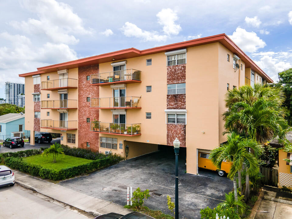 Fillmore Condominium Apartments in Hollywood, FL - Building Photo