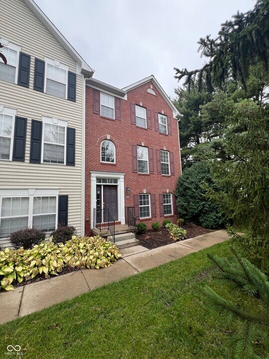 9451 Glencroft Way in Indianapolis, IN - Building Photo