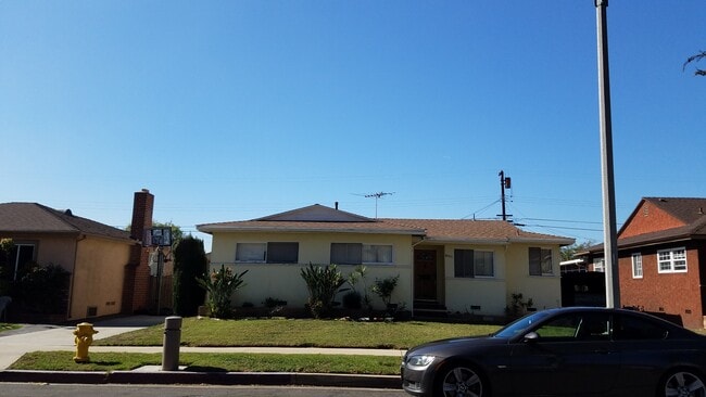 10931 Wilkie Ave in Inglewood, CA - Building Photo - Building Photo