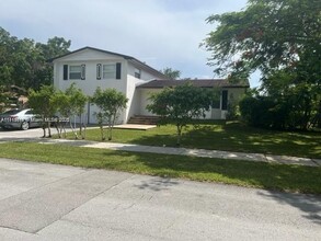 10050 SW 98th Ave in Miami, FL - Building Photo - Building Photo