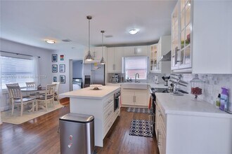 4633 SW 13th Ter in Miami, FL - Foto de edificio - Building Photo