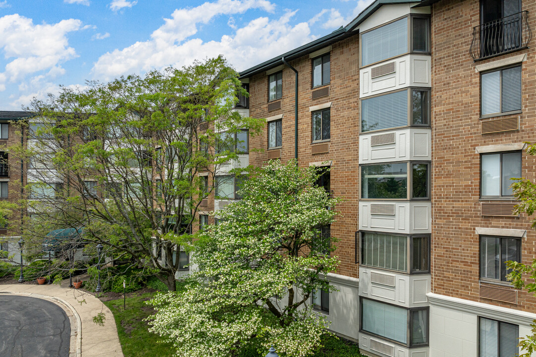 Greenbriar Place Condominiums in Glen Ellyn, IL - Foto de edificio