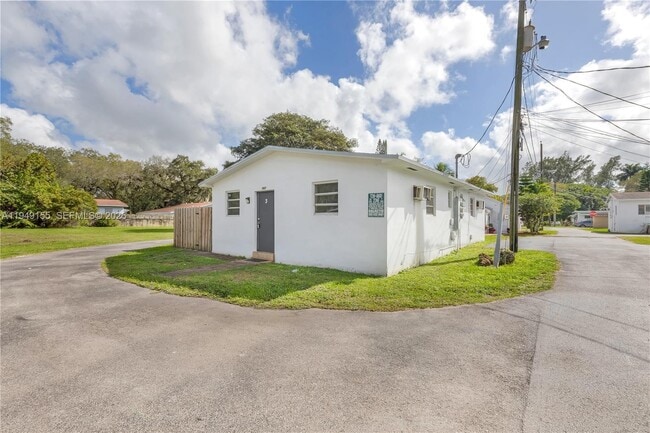 567 NW 90th St in El Portal, FL - Building Photo - Building Photo