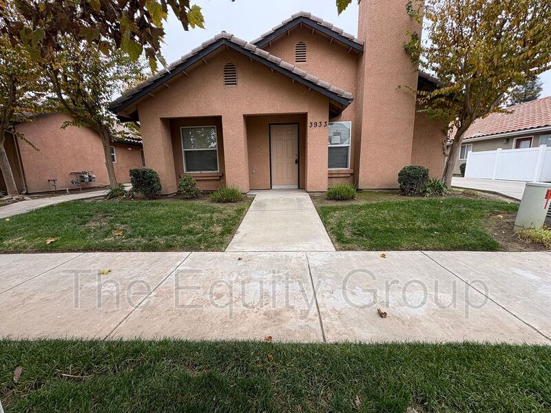 3933 W Cecil Ave in Visalia, CA - Building Photo