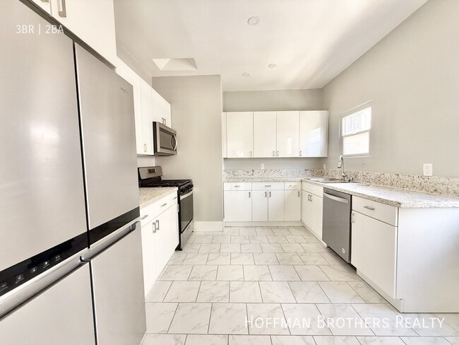321 1/2 S Reeves Dr-