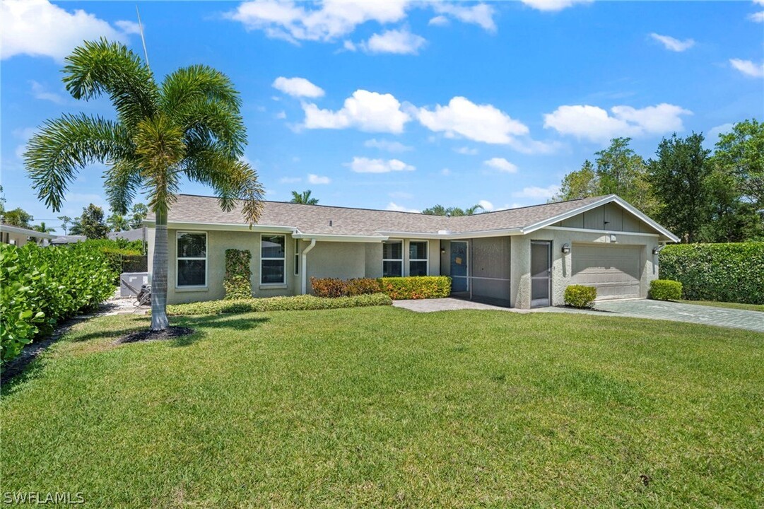 243 Willowick Dr in Naples, FL - Foto de edificio