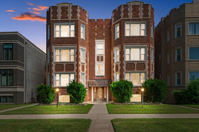 8235 S Indiana Ave in Chicago, IL - Building Photo - Building Photo