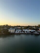 7900 Tatum Waterway Dr in Miami, FL - Building Photo - Building Photo