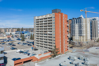 Chinook House in Calgary, AB - Building Photo - Building Photo