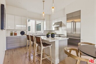 3230 S Barrington Ave in Los Angeles, CA - Building Photo - Building Photo