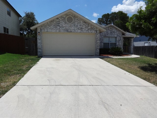 16635 Blanco Ky in San Antonio, TX - Building Photo