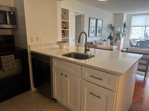 5809 Nicholson Ln, Unit Wisconsin Building #214 in Rockville, MD - Foto de edificio - Building Photo