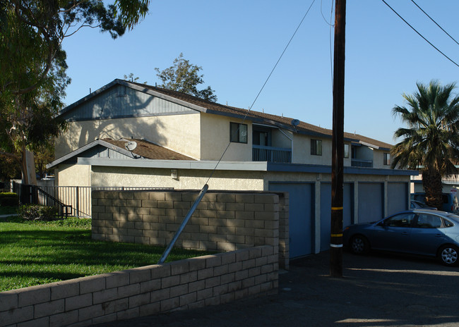 965 S Smith Ave in Corona, CA - Foto de edificio - Building Photo