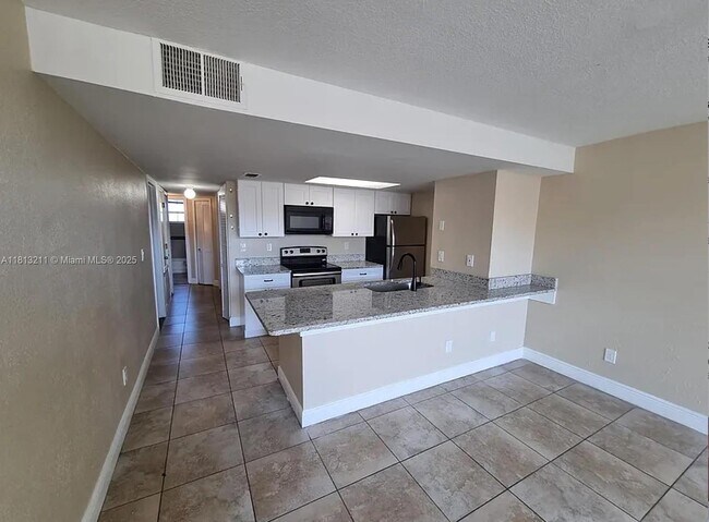 2474 Sweetwater Club Cir in Kissimmee, FL - Building Photo - Building Photo