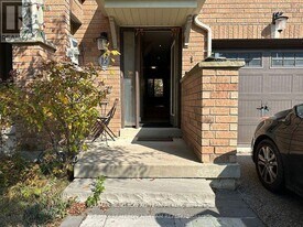 15 Latitude Ln in Whitchurch-Stouffville, ON - Building Photo