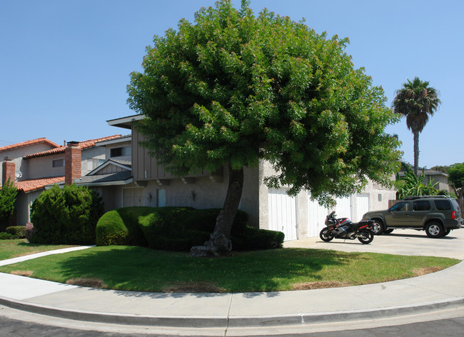 16552 Hillview Cir in Huntington Beach, CA - Building Photo - Building Photo