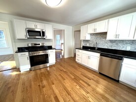 11 E Milton Rd, Unit 2 in Brookline, MA - Building Photo