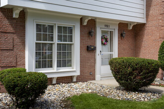 Cresthaven Apartments in Toledo, OH - Building Photo - Building Photo