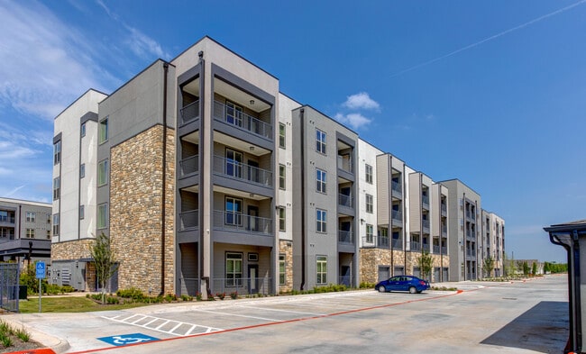 Larkspur at Shadow Creek in Pearland, TX - Building Photo - Building Photo