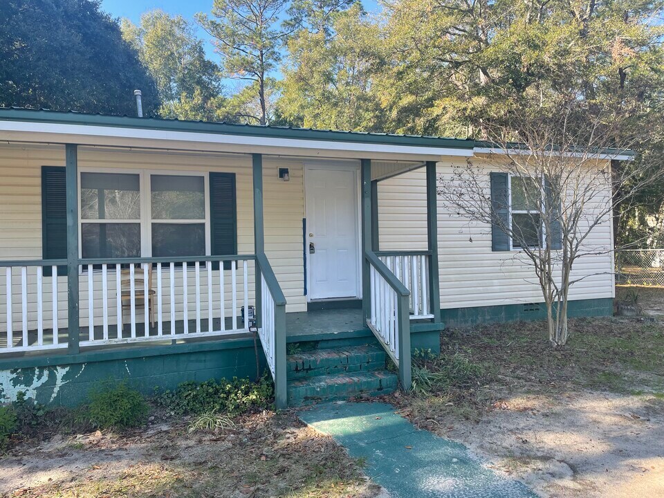 112 Bishop St in Walterboro, SC - Building Photo