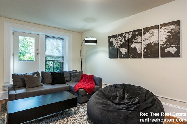 1415 Beacon St, Unit 4 in Brookline, MA - Foto de edificio - Building Photo