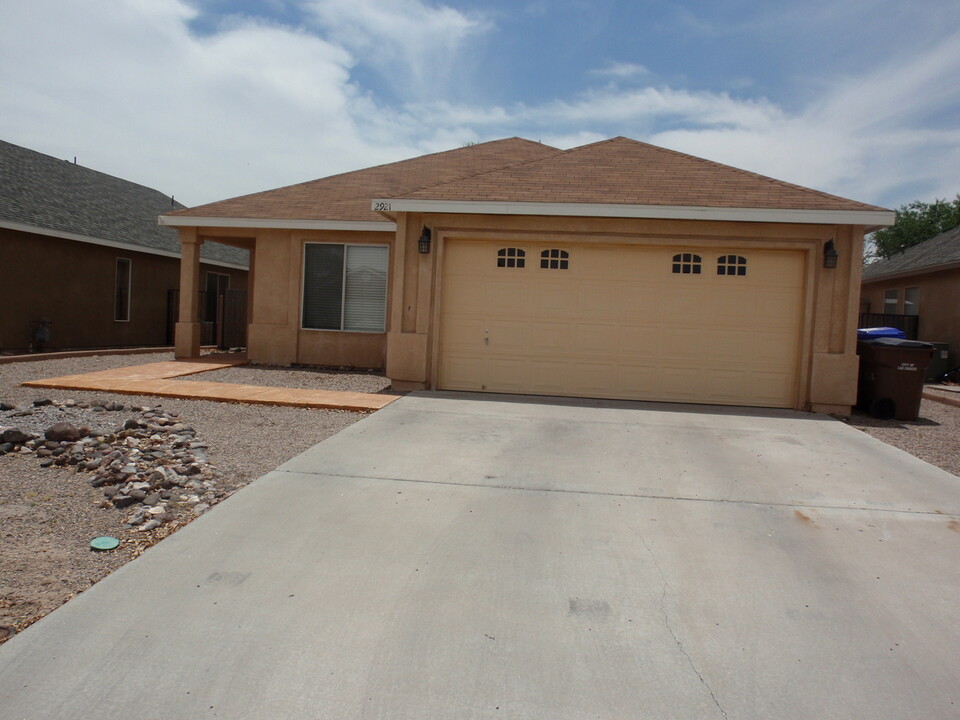 2921 Ancho in Las Cruces, NM - Building Photo