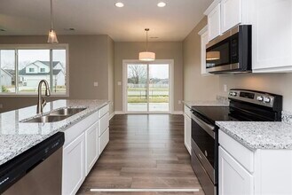 9614 Turnpoint Dr in West Des Moines, IA - Building Photo - Building Photo