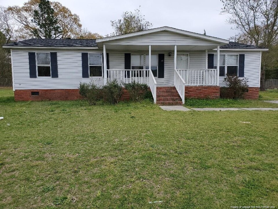 1701 O'Bannon Dr in Raeford, NC - Building Photo