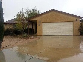 11125 Smoke Tree Rd in Hesperia, CA - Building Photo