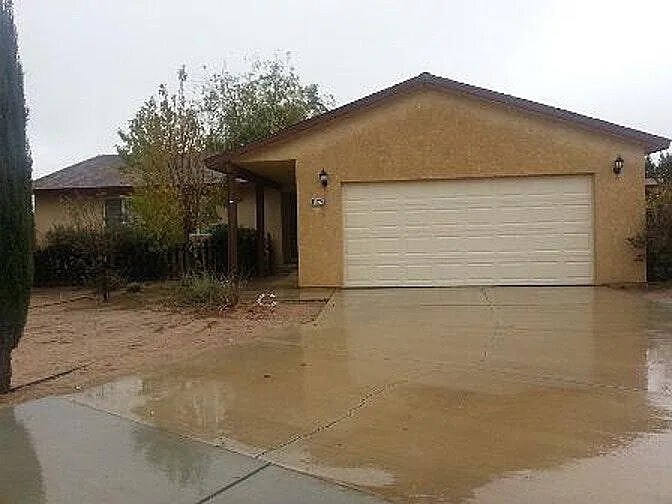 11125 Smoke Tree Rd in Hesperia, CA - Building Photo