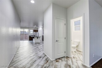 5737 Fleming St in North Las Vegas, NV - Foto de edificio - Building Photo