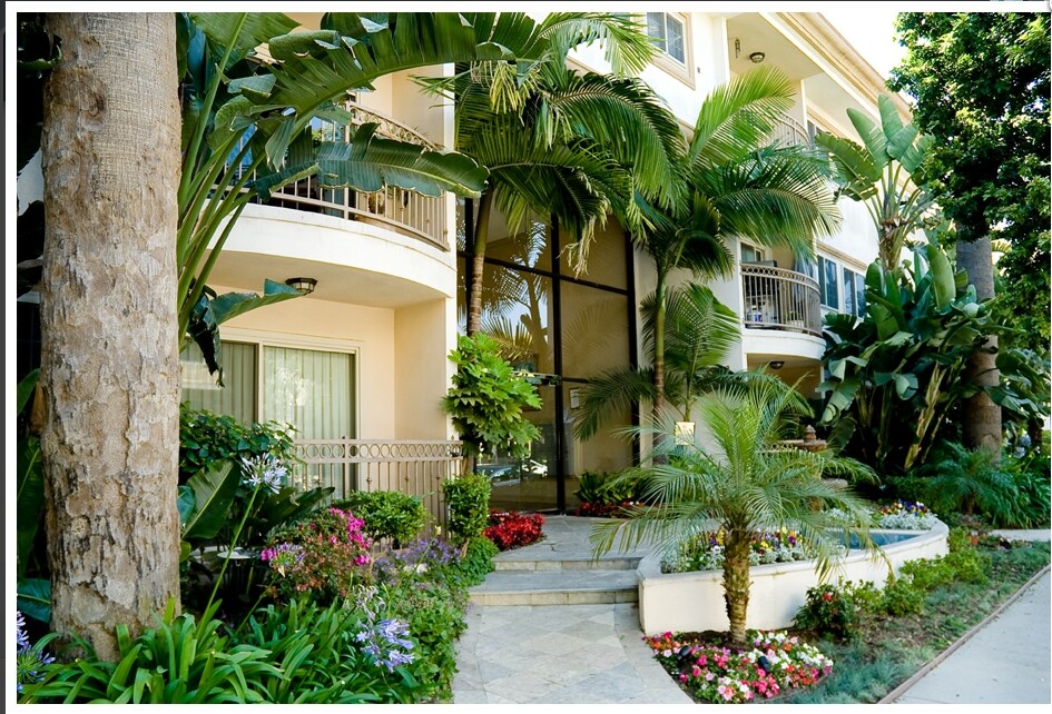 Delgany Court in Playa Del Rey, CA - Building Photo