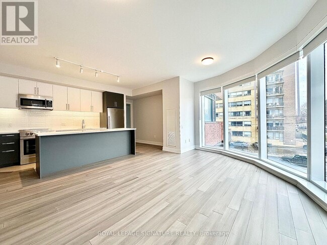 2525 Bathurst St in Toronto, ON - Building Photo - Building Photo