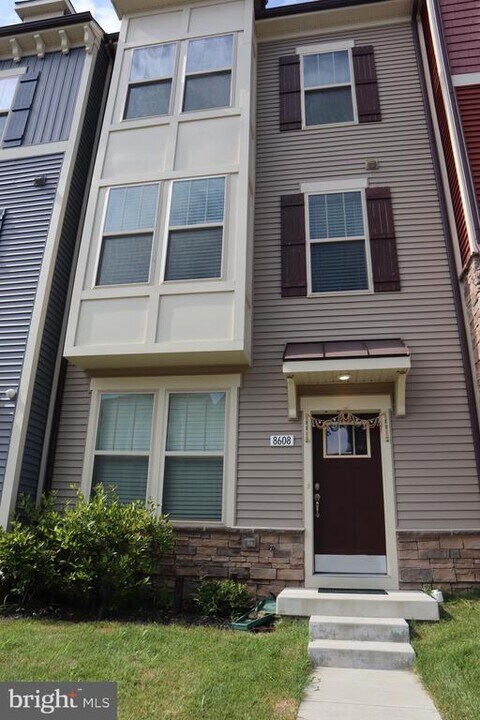 8608 Shady Pines Dr in Frederick, MD - Building Photo