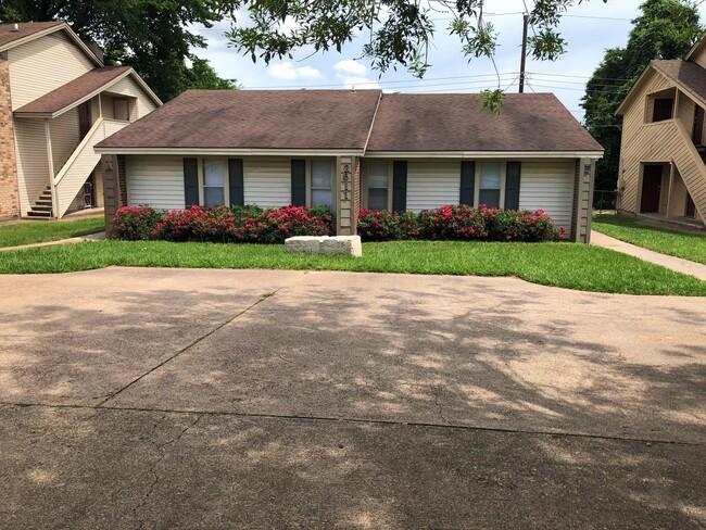 property at 2611 Pecan Knoll St