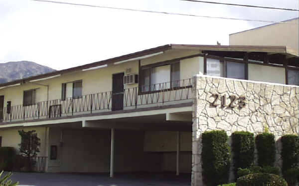 Crest Apartments in La Canada Flintridge, CA - Foto de edificio