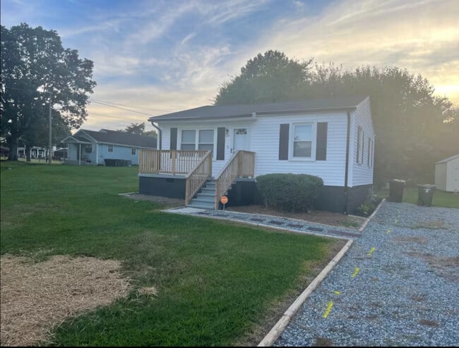 Room in House on Morgantown Rd in Burlington, NC - Foto de edificio - Building Photo