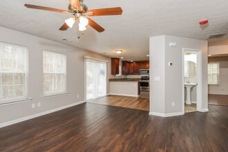 41 Creekmoore Ct in Douglasville, GA - Foto de edificio - Building Photo