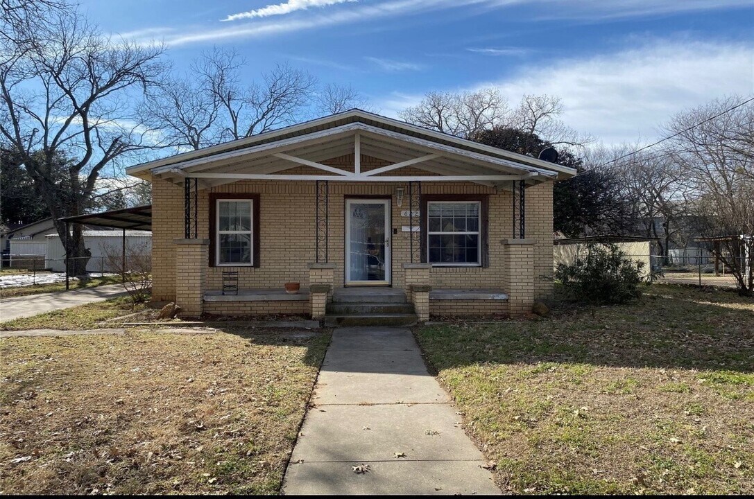 622 N Race in Stephenville, TX - Building Photo