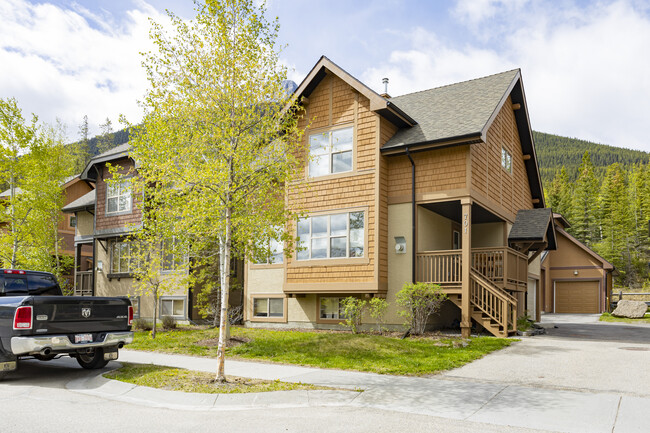 108 Armstrong Pl in Canmore, AB - Building Photo - Building Photo